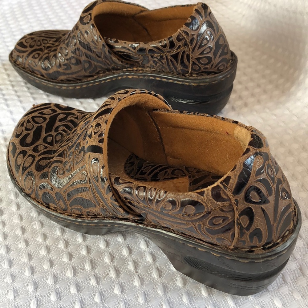 b.ø.c. Peggy Slip-On Embossed Clog - Picture 3 of 16